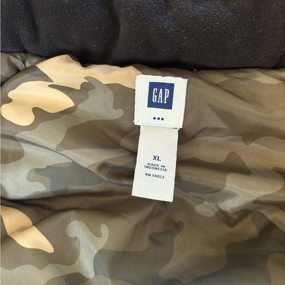 Gap Boys Tan Vest with Camo interior - Picture 3 of 4